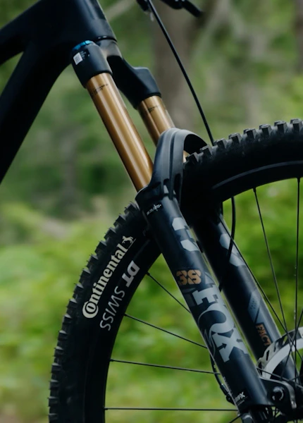 Nahaufnahme einer Fox 38 Factory Federgabel an einem ROKUA 170 Ultra mit Continental Reifen.