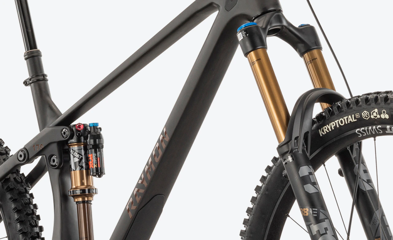 Nahaufnahme des Raymon Rokua 170 Ultra mit FOX Factory Fahrwerk.