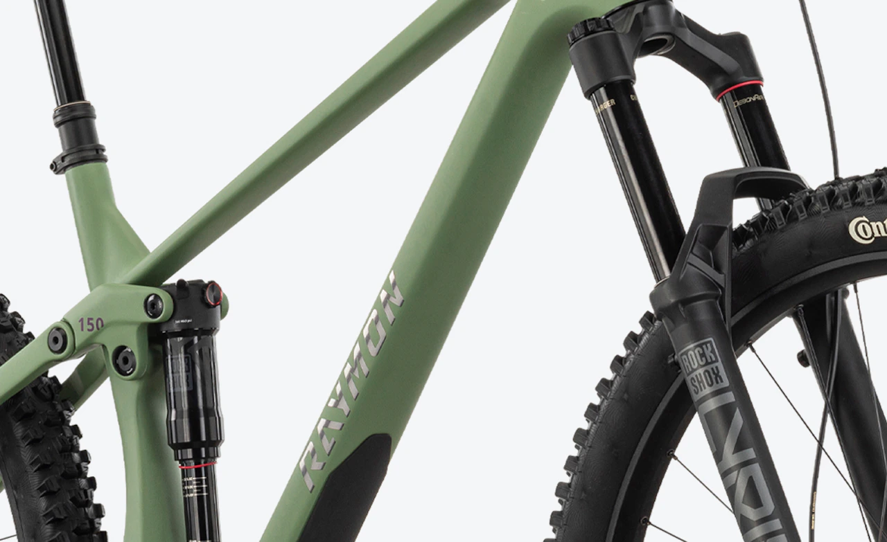 Detailaufnahme eines olivgrünen Raymon Rokua 150 Pro mit RockShox-Federgabel.