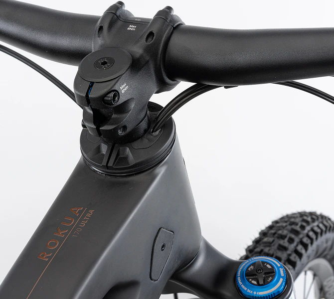Nahaufnahme des matt-schwarzen Rokua 170 Ultra Mountainbike-Cockpits mit integrierter Kabelführung am Vorbau.