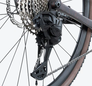 Nahaufnahme des elektronischen Shimano GRX Di2 Schaltwerks mit Kassette am RAYMON SORENO.
