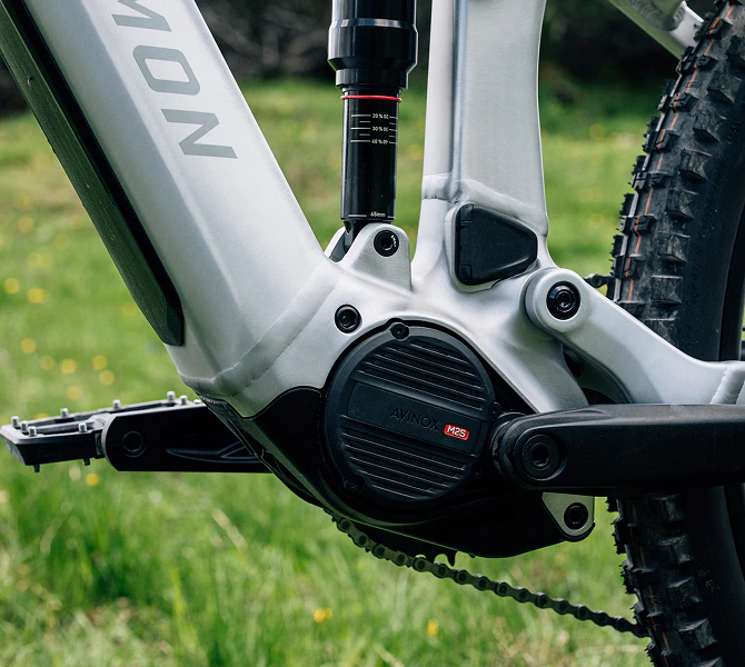 Nahaufnahme eines Raymon E-MTB mit Avinox M2S Mittelmotor und RockShox Dämpfer.