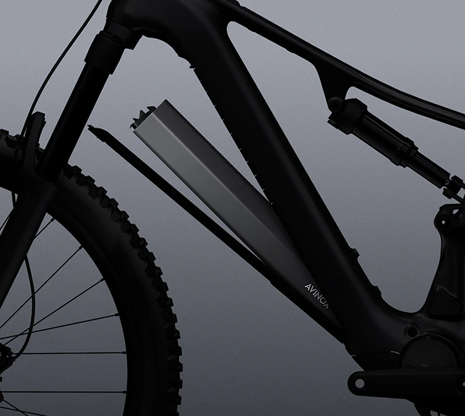 Herausnehmbarer Avinox Akku im Unterrohr eines schwarzen Raymon E-Mountainbikes.