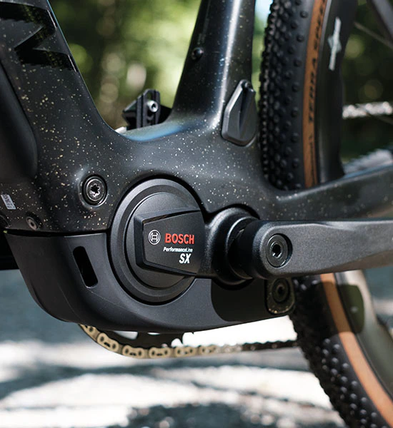 Nahaufnahme eines Bosch Performance Line SX Motors an einem Raymon E-Bike.