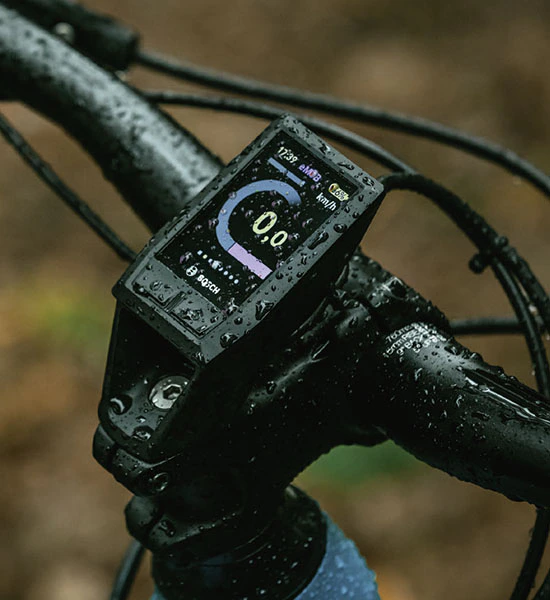 Wasserfestes Bosch Kiox Display am Lenker eines Raymon E-Bikes.