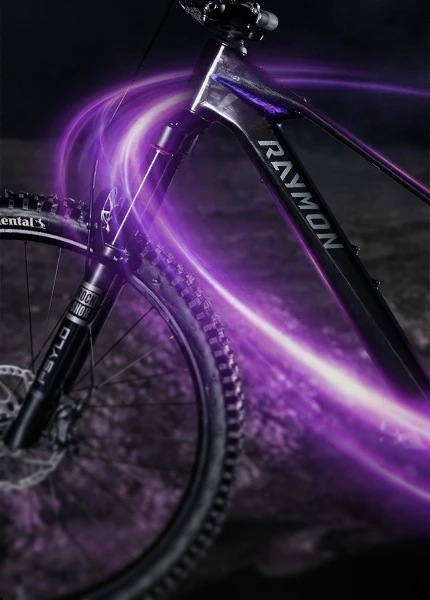 Raymon Tarok E-Mountainbike mit schwarzem Carbonrahmen und RockShox Psylo Federgabel vor violetten Lichteffekten.