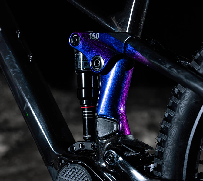 RockShox Dämpfer am Raymon Tarok E-Bike mit lila-blau schimmerndem Rahmen-Detail.