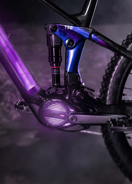 Nahaufnahme der Kinematik des Raymon Tarok E-Bikes mit RockShox Dämpfer und lila Beleuchtung.