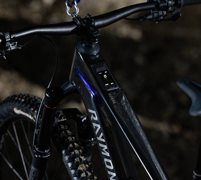 Integriertes Display im Carbon-Oberrohr des Raymon Tarok E-Mountainbikes.