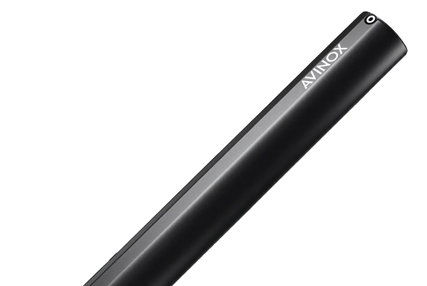 Nahaufnahme einer schwarzen Raymon Avinox E-Bike Batterie mit Ladeanschluss und Power-Button.