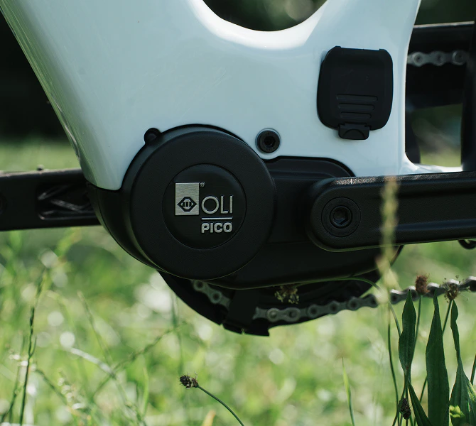 Nahaufnahme des schwarzen OLI eBike Systems PICO Motors an einem weißen Numa E-Bike-Rahmen.