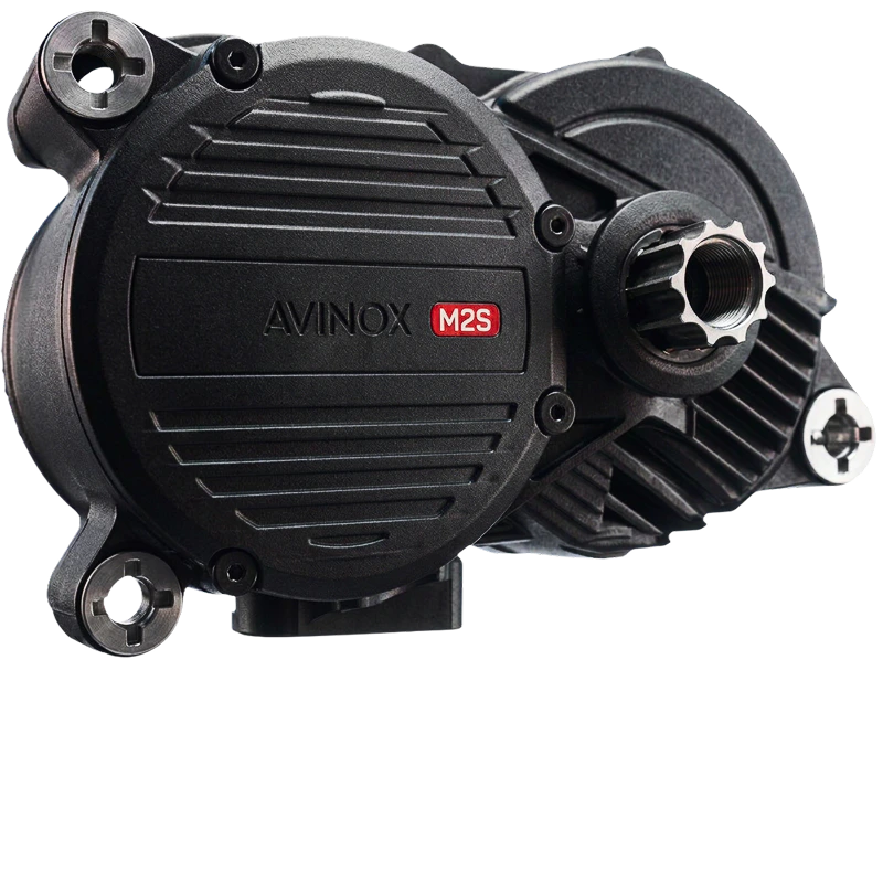 Nahaufnahme eines schwarzen Avinox M2S E-Bike-Motors vor dunklem Hintergrund.