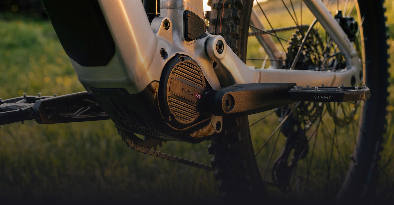 Nahaufnahme des Avinox M2C Motor im Raymon Durok im goldenen Licht eines Sonnenuntergangs