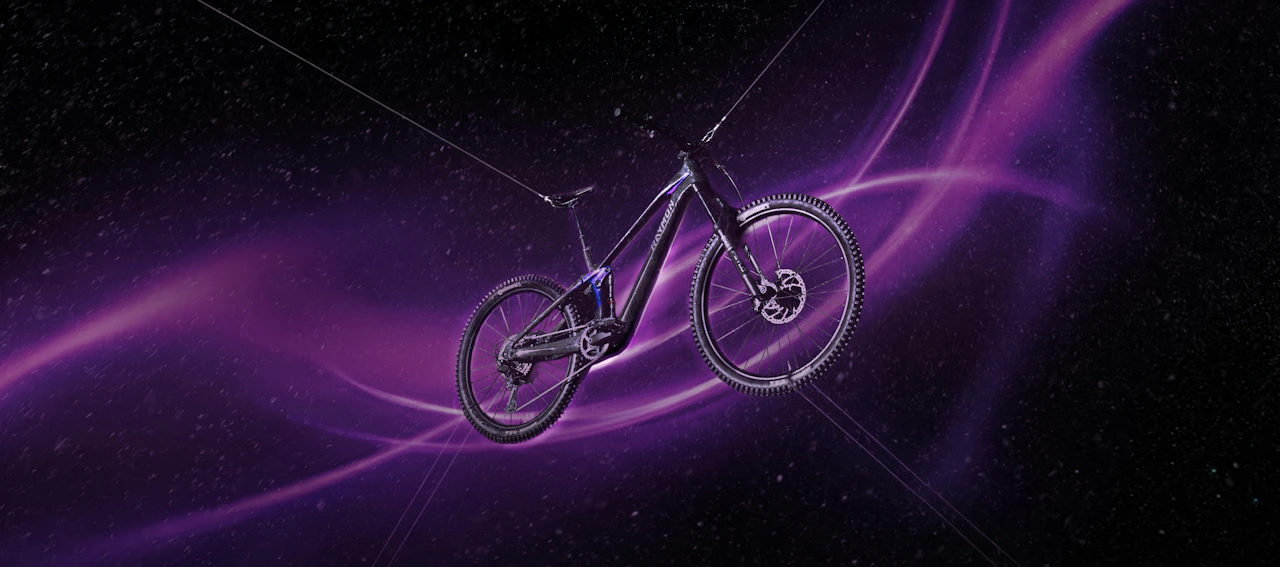 Schwarzes Raymon Tarok E-Mountainbike schwebt vor einem dunklen Hintergrund mit lila Lichtwellen.