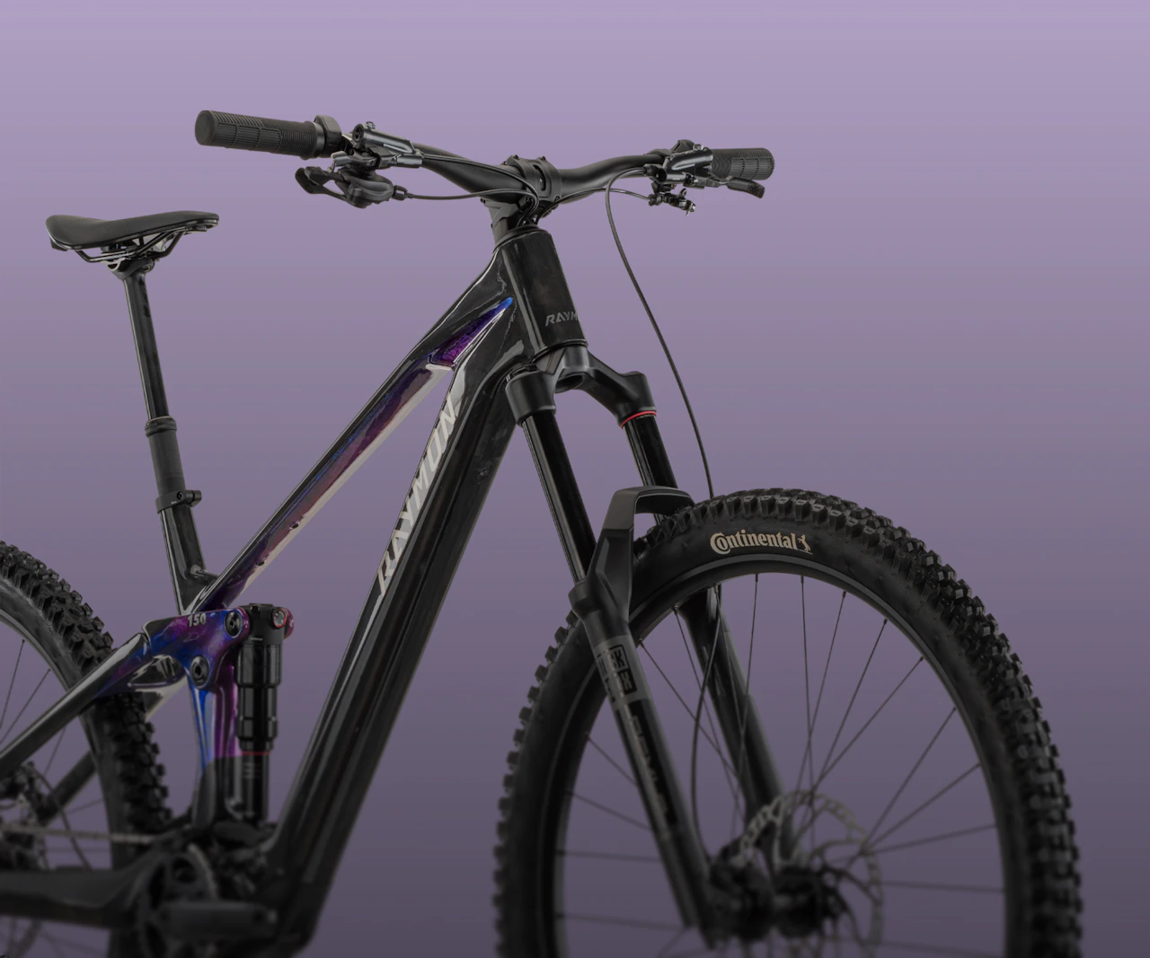 Raymon Tarok E-Mountainbike mit RockShox-Federgabel und Continental-Reifen vor lila Hintergrund.