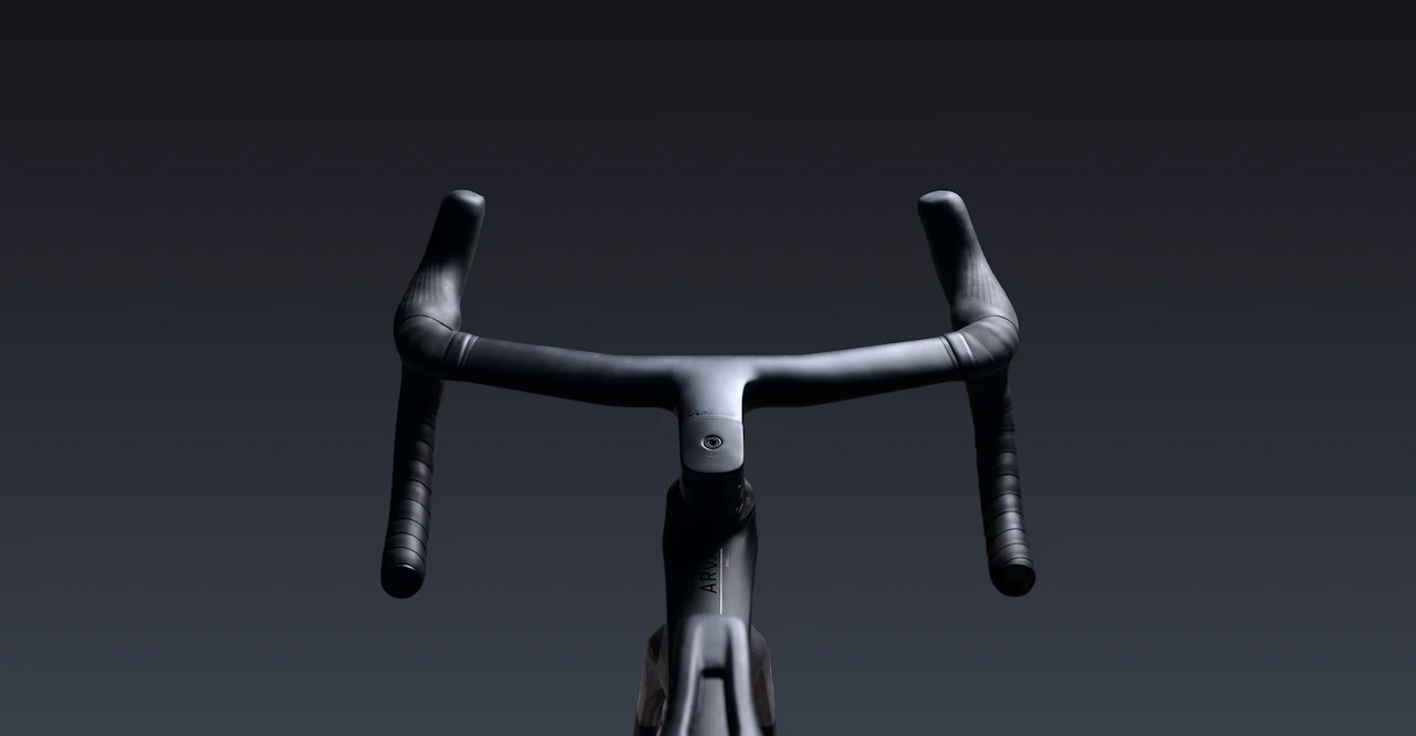 Ein Mountainbiker fährt bei Nacht auf einem Raymon Tarok mit DJI Avinox System einen steilen, nebligen Hang hinunter.