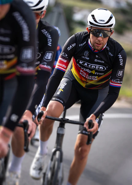 Radsportler des Teams Elkov-Kasper fährt ein Raymon Arva Ultimate Rennrad bei einem UCI-Rennen.
