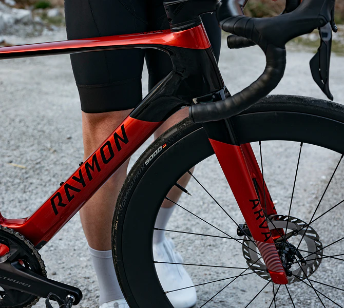 Vorderrad eines Raymon Arva Rennrads mit Continental Grand Prix 5000 Reifen und Scheibenbremse.