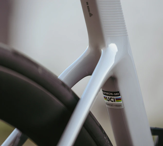 Nahaufnahme des Sitzrohrs am weißen Arva Rahmen mit der offiziellen UCI-Zertifizierung.