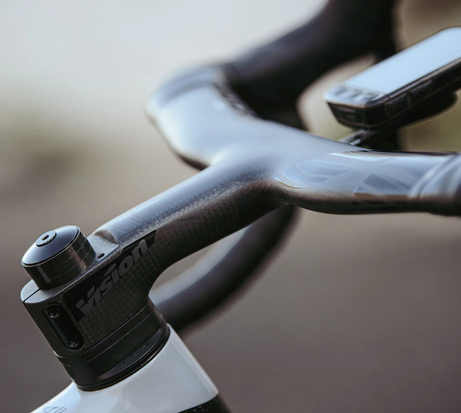 Aerodynamisches Carbon-Cockpit eines Arva-Rennrads mit Vision-Lenker und montiertem Radcomputer.