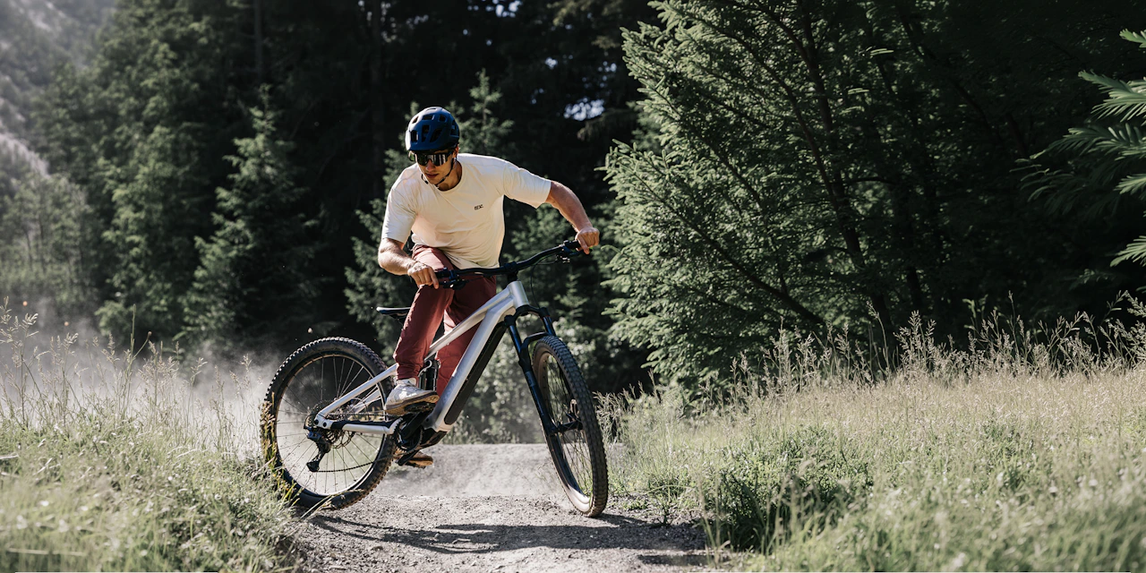 Mann fährt mit Durok auf einem Trail