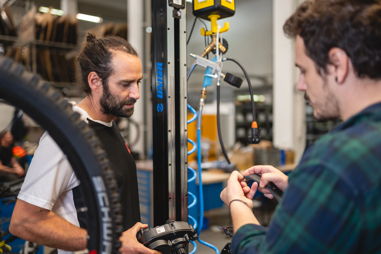 Mitarbeiter im Produktmanagement prüft einen neu entwickelten E-Bike-Rahmen.